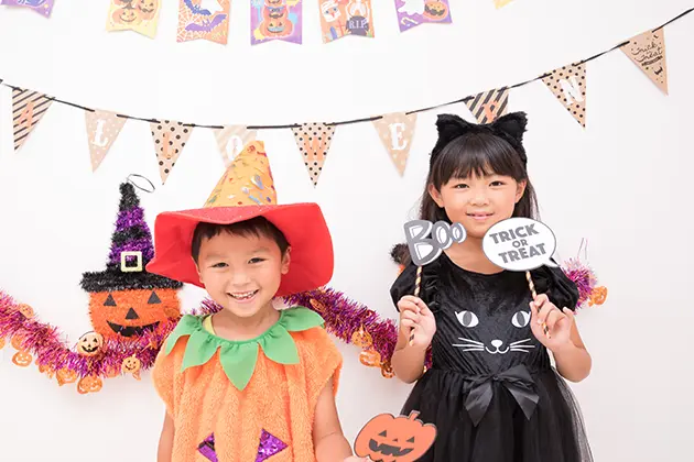 ハロウィンの仮装をする子供達