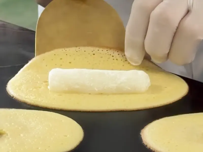あゆ焼きの皮を焼く職人