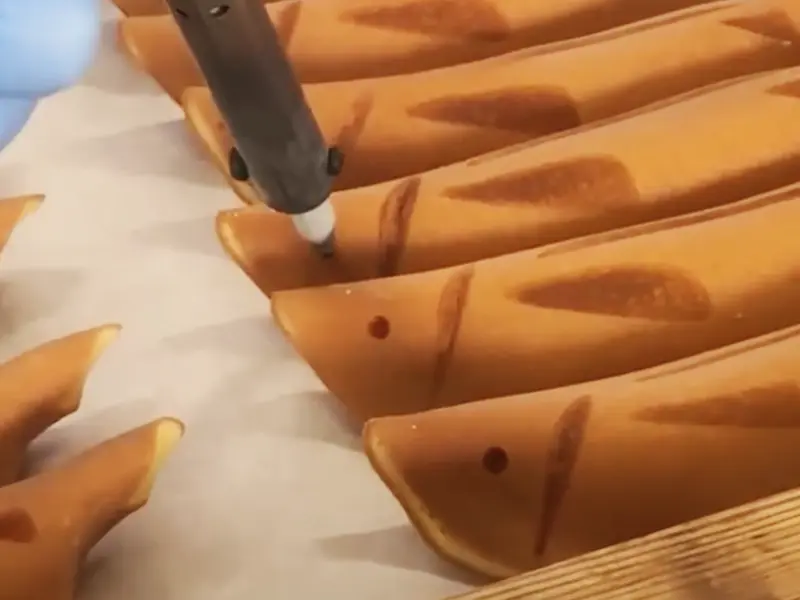 職人が焼き印を行っているところ