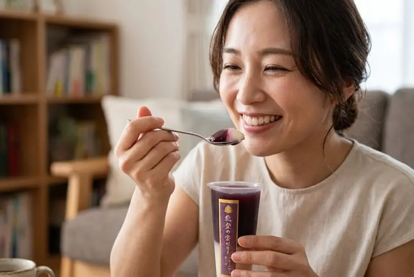 能登の宝ゼリーブルーベリーチーズ味を食べている女性