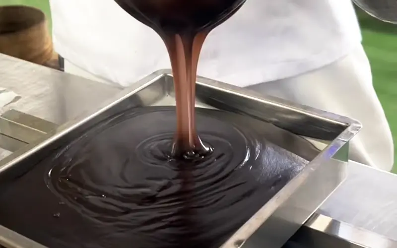 黒羊羹の製造シーン