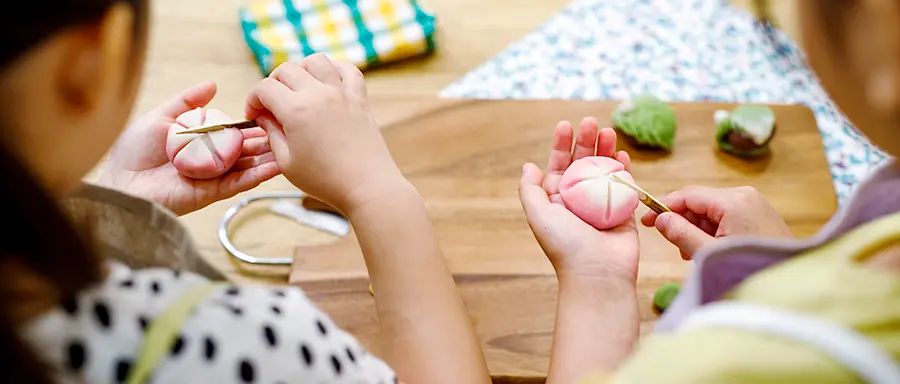 和菓子を手作りする子どもたち