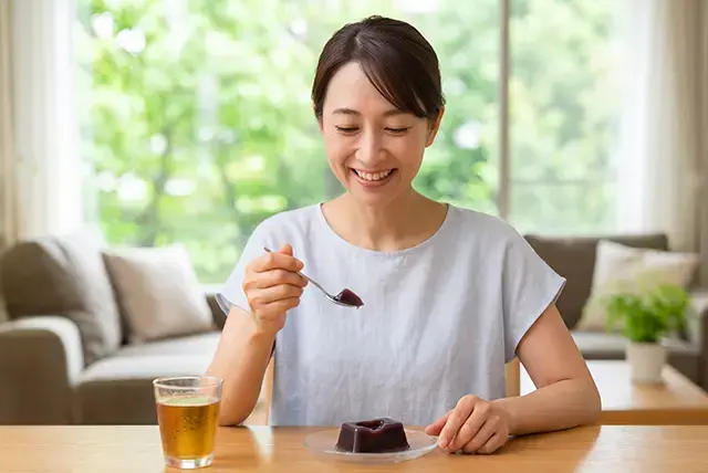 自宅のリビングで葛水羊羹を楽しむ女性