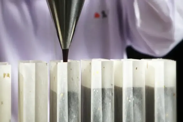 黒羊羹玄の製造風景