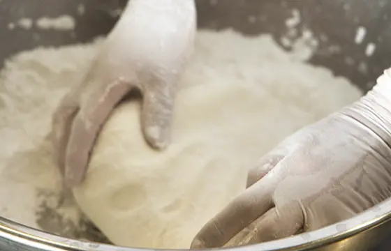 生地を捏ねている様子