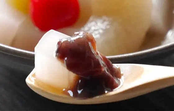 スプーンに乗せた葛あんみつ